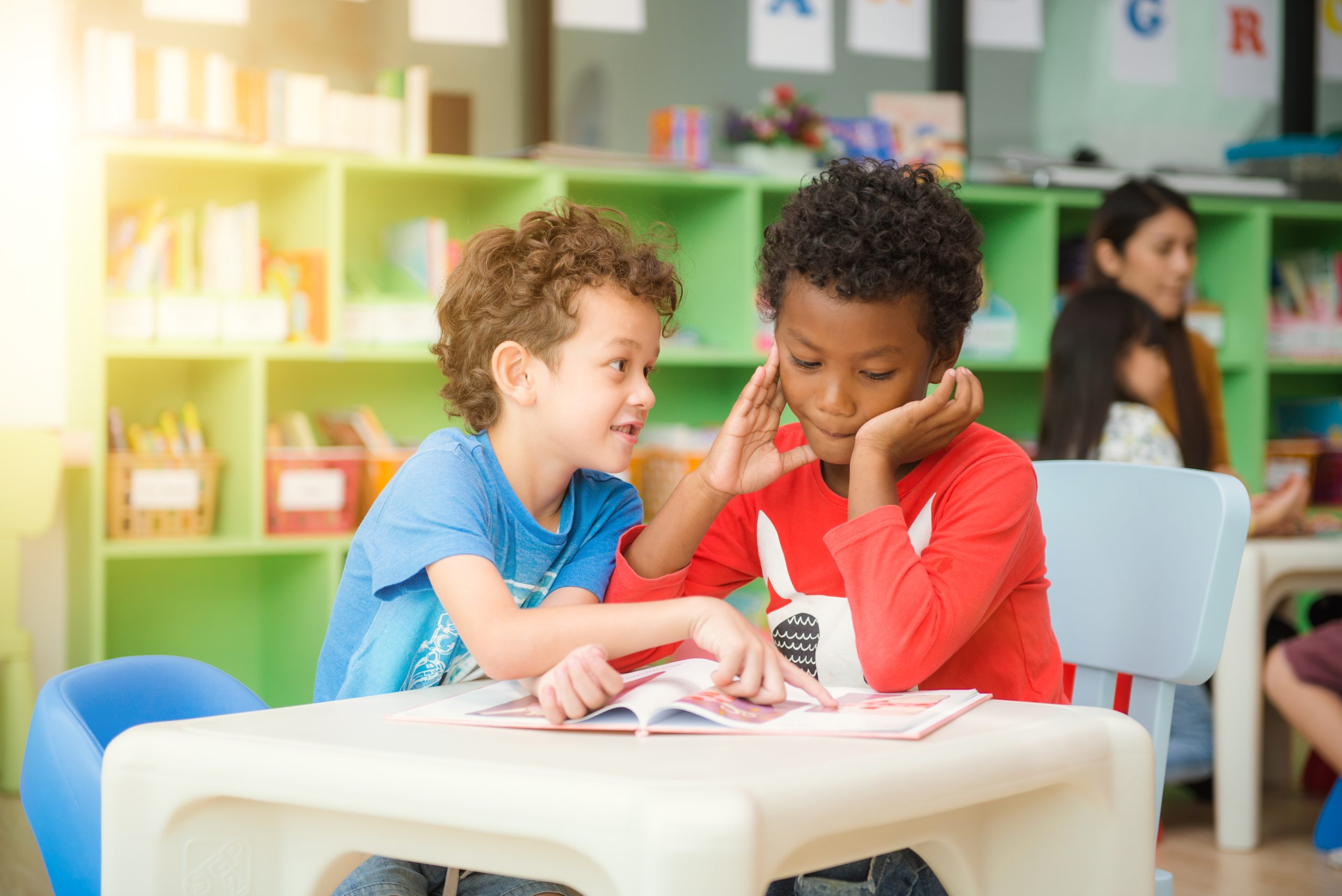 students collaborating while using a Spanish curriculum for elementary